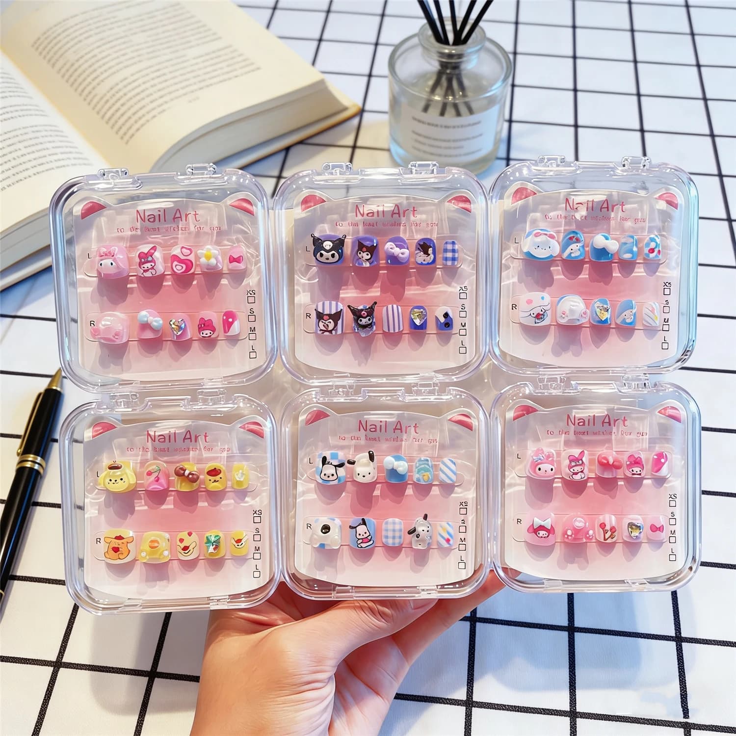 Sanrio Kids Press On Nails & Stickers (Hello Kitty/Kuromi/My Melody) - 3D Cute Cartoon Manicure Strass Unghie finte, Regalo per le ragazze