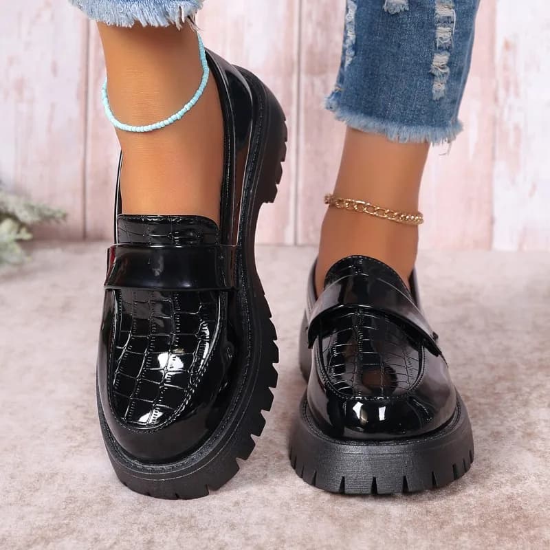 2025 Mocassini con plateau grosso da donna della nuova primavera Suola spessa Slip On Scarpe casual Scarpe uniformi in pelle verniciata moda donna