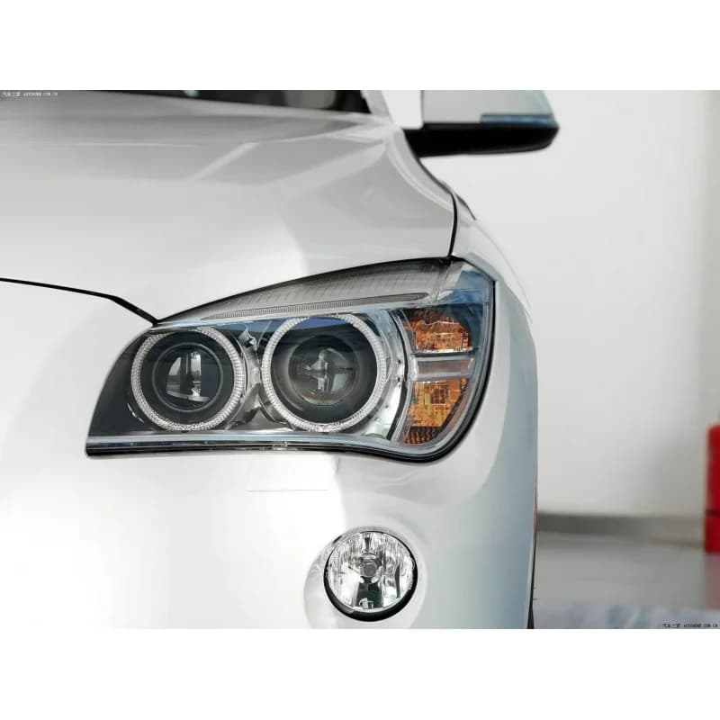 Adatto per gruppi ottici BMW X1 E84 dal 2010 al 2015, luci diurne a LED bianche e gialle a freccia modificate, regolabili