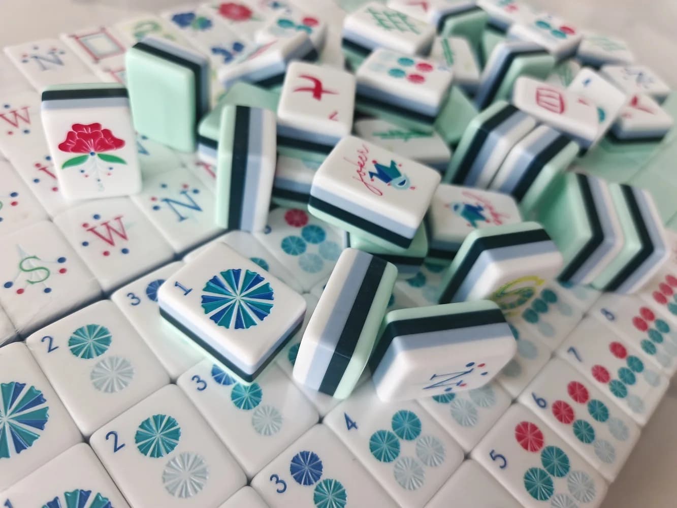 Disponibile Set di Tessere Mahjong di Lusso in Turchese Pallido, Stile Americano, 4 Strati in Acrilico, 160 Pezzi, per Intrattenimento Familiare
