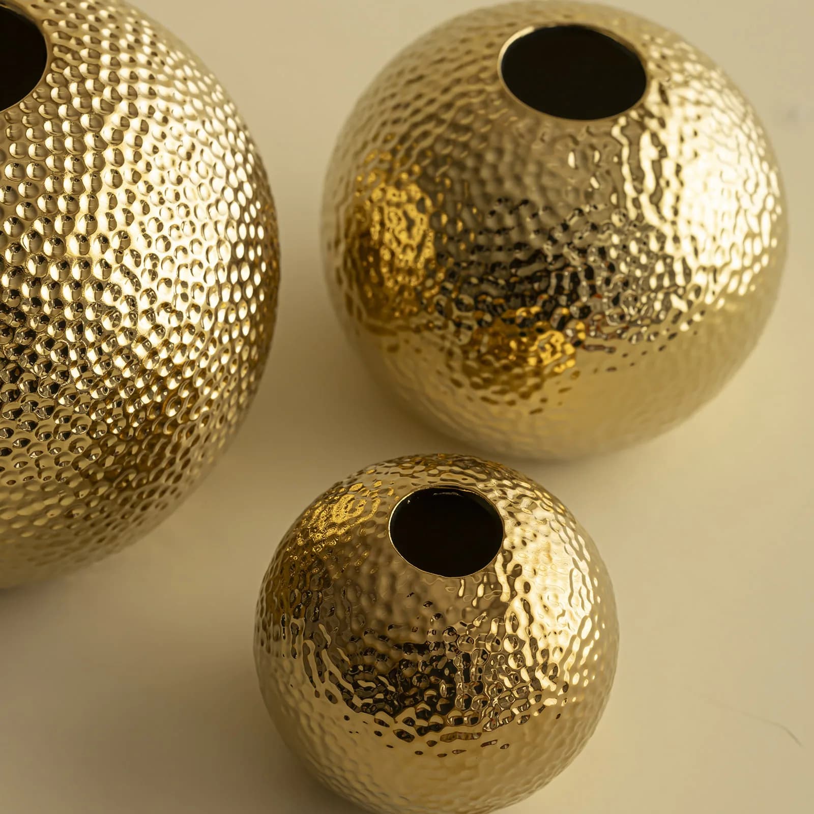 Vaso in ceramica Cerchio dorato Sfera con struttura a martello Accessori per composizioni floreali Vaso per fiori Accessori per la decorazione della casa