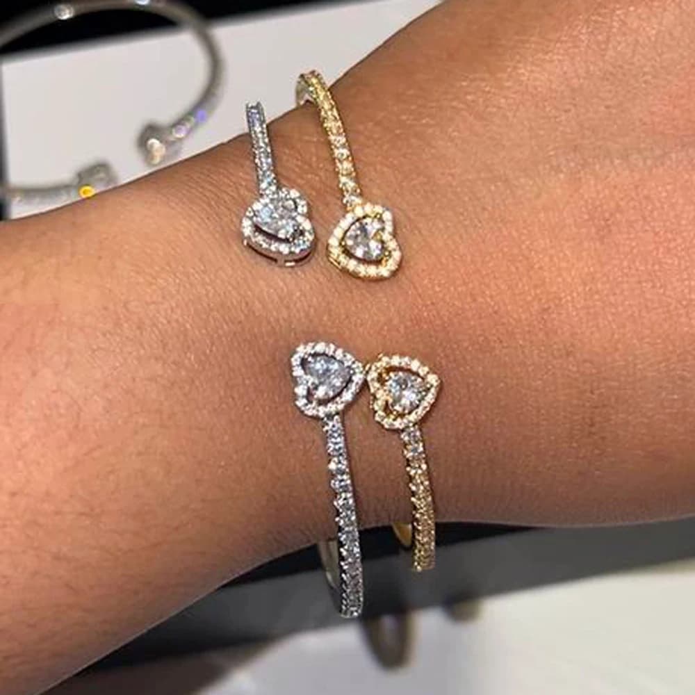 Nuovo formato aperto regolato Sparking Bling Heart Arrow Cz Cubic Zirconia pavimentata Amante della moda Donna Wedding Band Bracciale rigido