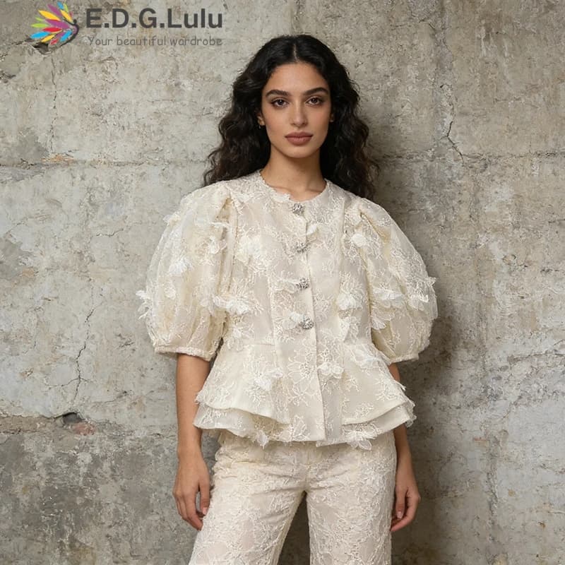 EDGLuLu Nuova Collezione Primavera 2026: Top Floreale in Pizzo Traforato con Collo a O e Maniche a Sbuffo, Blusa con Applicazioni Floreali 3D 0407