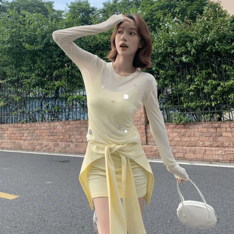 Abito estivo dolce e fresco Camicetta sottile Ragazza calda che indossa due abiti finti
