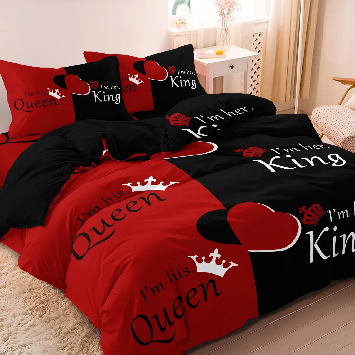 Set di biancheria da letto in tre pezzi rosso scuro e nero con lettere inglesi stampate sulla copripiumino e sulle federe.