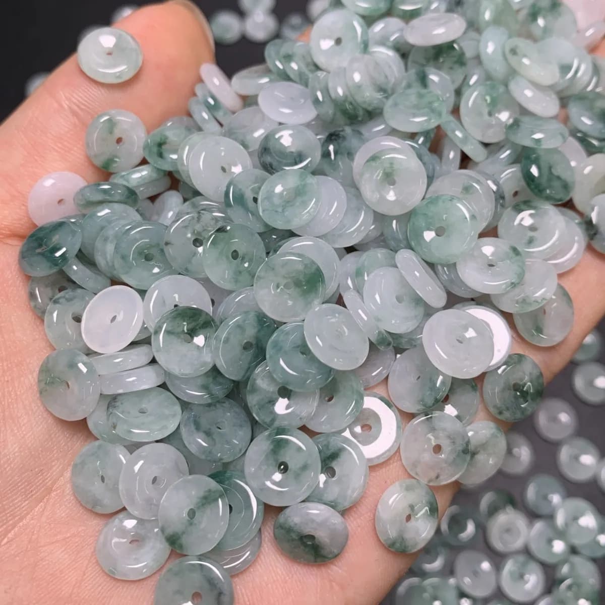 Bottone di giada da 8,5-9 mm, tipo 'ice' e 'glutinous seed', con motivo 'water floating flower', proveniente da Myanmar.