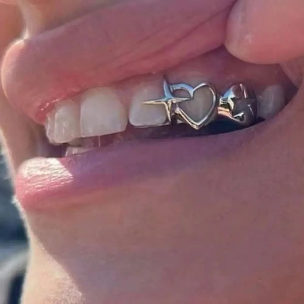 Grillz per Denti Placcati Oro 18K, Design a Faccia Aperta, Barre di Modellazione Extra, Copertura Dentale Dorata, Riutilizzabile, Cuore Traforato