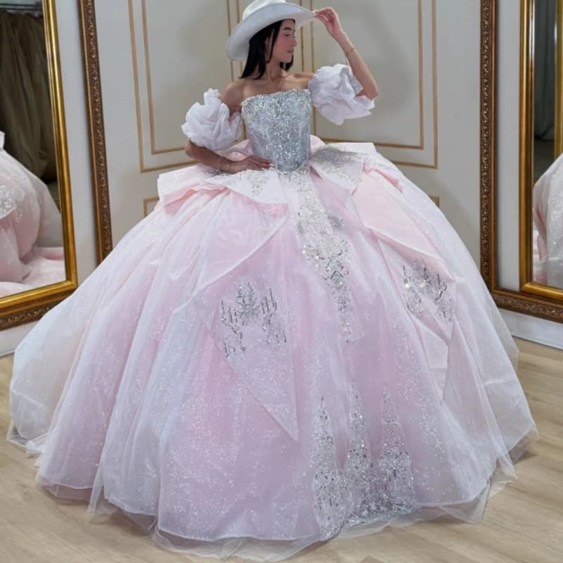 Abiti Quinceanera rosa chiaro lucido con spalle scoperte Applique Perline di pizzo Fiocco Tull Abito da ballo Abiti da 15 Anos Abito dolce 16