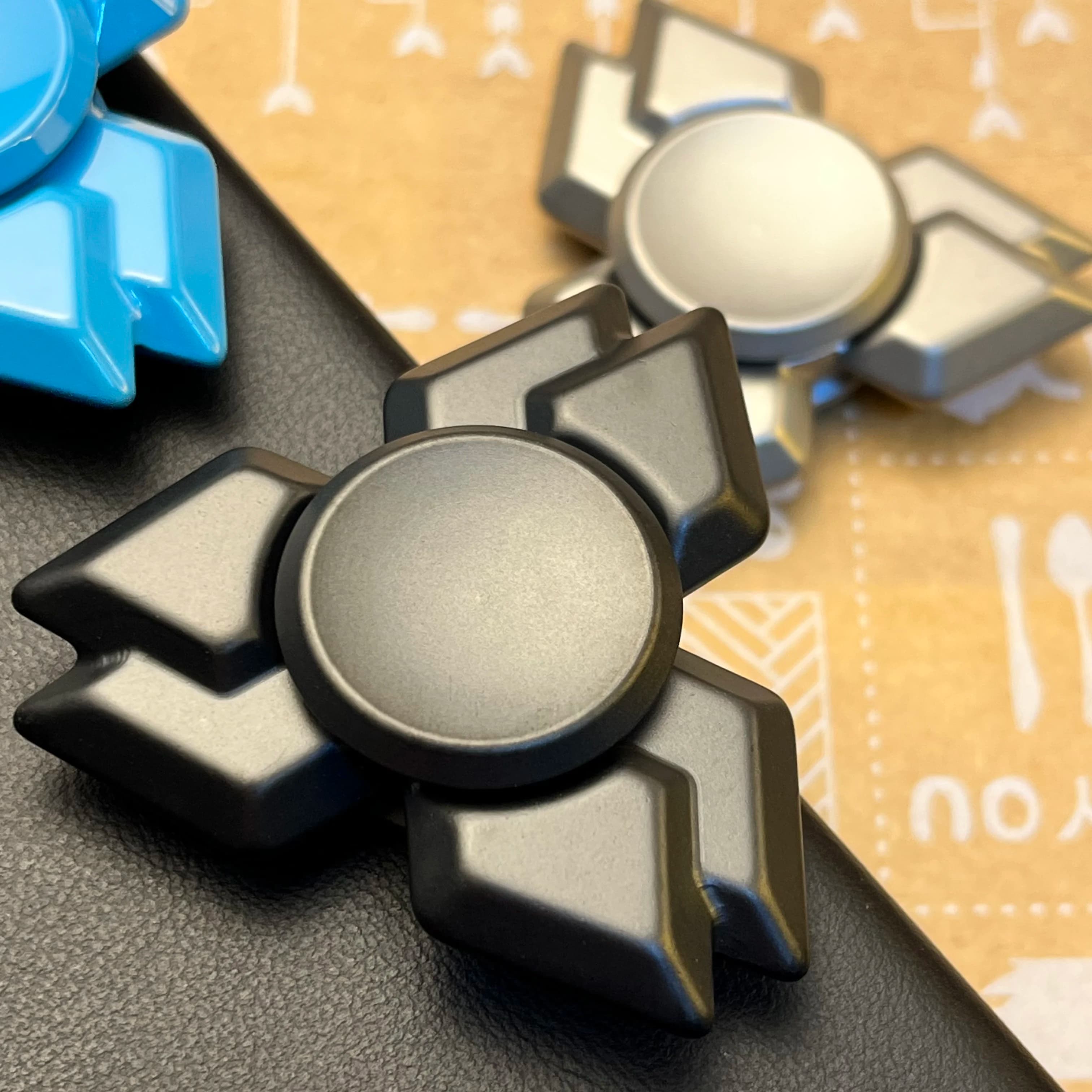 HalooPlayer Twin: Giocattolo Antistress, Slider e Spinner, Allevia Ansia, Giocattolo Sensoriale in Metallo per Autismo