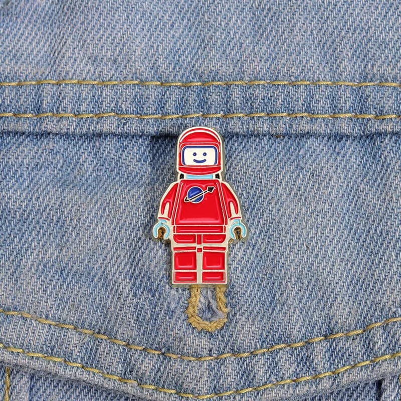 Spille smaltate per astronauta rosso Cosmonauta personalizzato Spilla per astronauta Distintivi per cappelli da bavero Personaggio del gioco dei cartoni animati Regalo di gioielli per bambini Amici