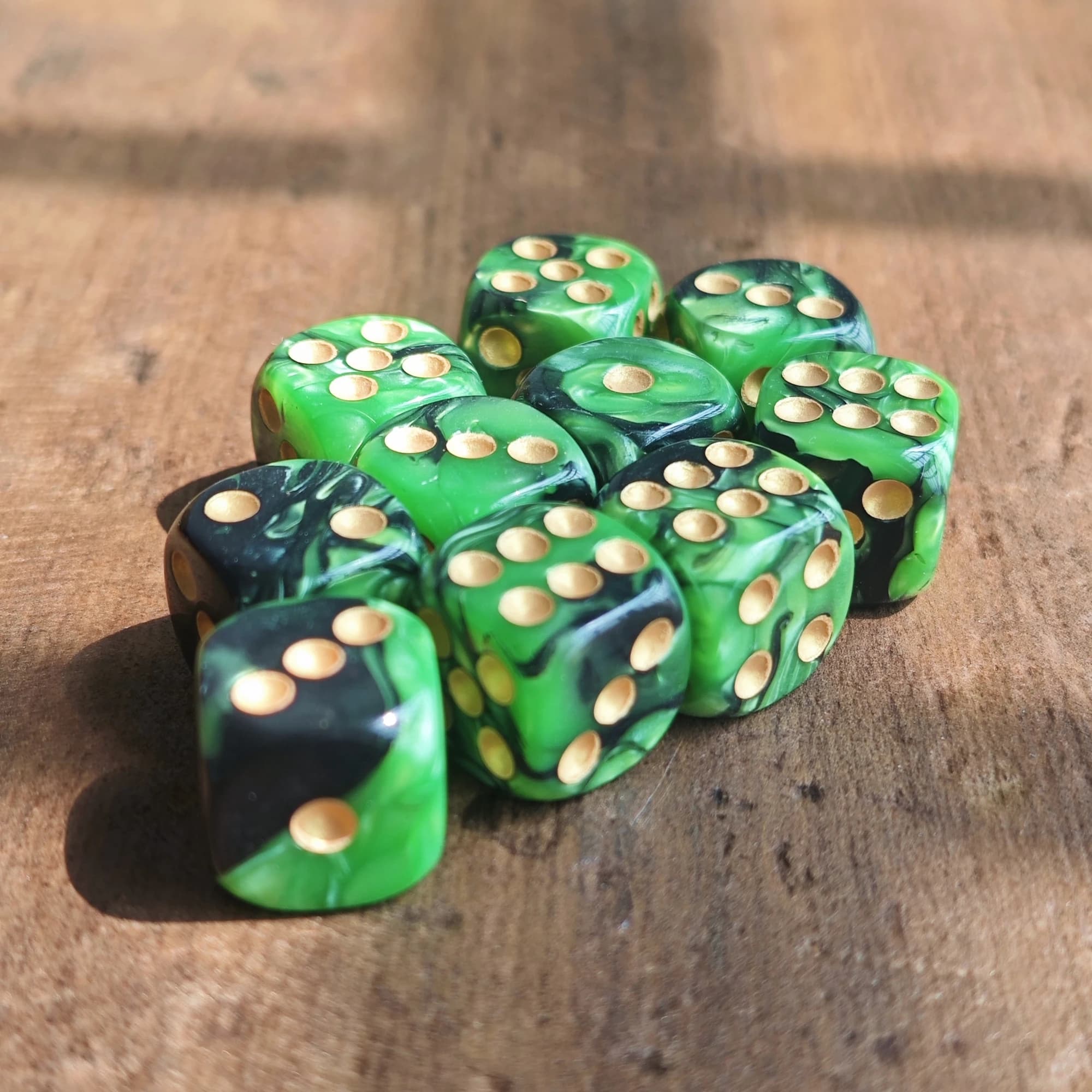 Set di dadi D6 con punti verdi e neri da 16 mm Gioco da tavolo Dungeons and Dragons 40K