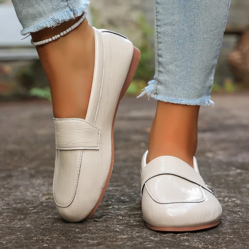 Women's casual shoes in autumn 2025 Strong size moccasins with flat bottom Fashionable and comfortable women's leather shoes