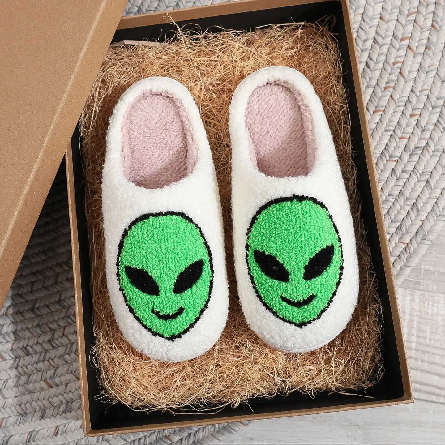 A pair of cotton winter slippers for the house with alien pattern, in non-slip wool with thick sole