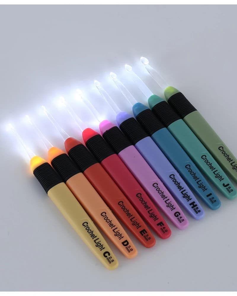 Set di uncinetti luminosi a LED con 9 modelli di manico in plastica colorata per visione notturna, uncinetto per visione notturna, strumento per maglieria creativo per la casa fai-da-te