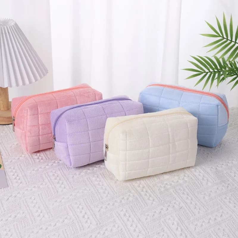 Simpatica borsa per il trucco in peluche per le donne Borsa da toilette portatile da viaggio piccola con cerniera in tinta unita Forniture per scatole di cancelleria Borsa per cosmetici