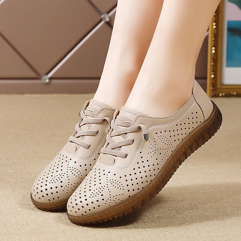 Nuove scarpe da madre piatte cave primaverili ed estive Scarpe casual da donna Scarpe bianche semplici Scarpe da donna resistenti all'usura Sneakers
