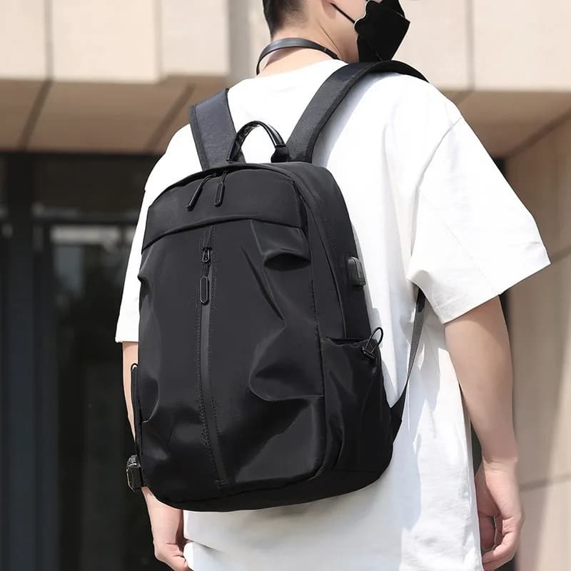 Zaino Minimalista Nero Unisex, Resistente e Casual con Porta USB e Tasca per Laptop