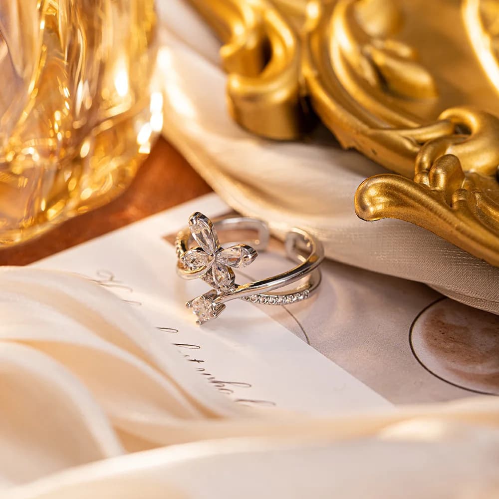 Anello da donna in argento con zirconi impilabili, design di nicchia, di lusso leggero, micro-incastonato con diamanti a forma di farfalla, apribile, di alta gamma.