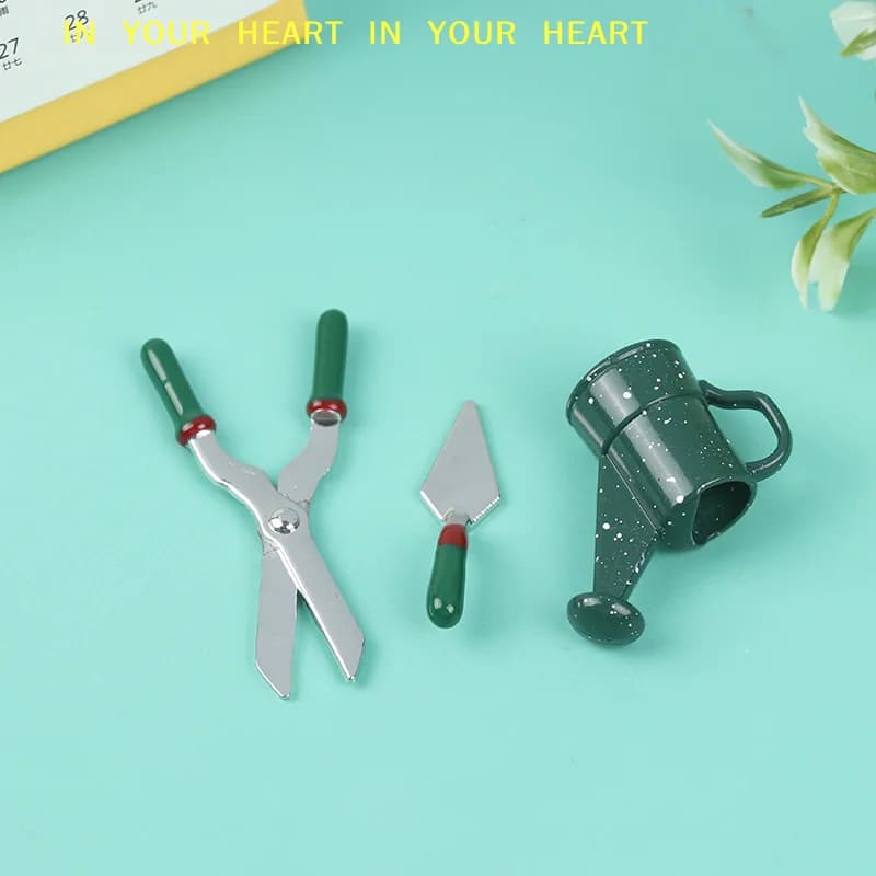 Set di attrezzi da giardinaggio in metallo per casa delle bambole in miniatura 1:12: annaffiatoio, forbici, paletta