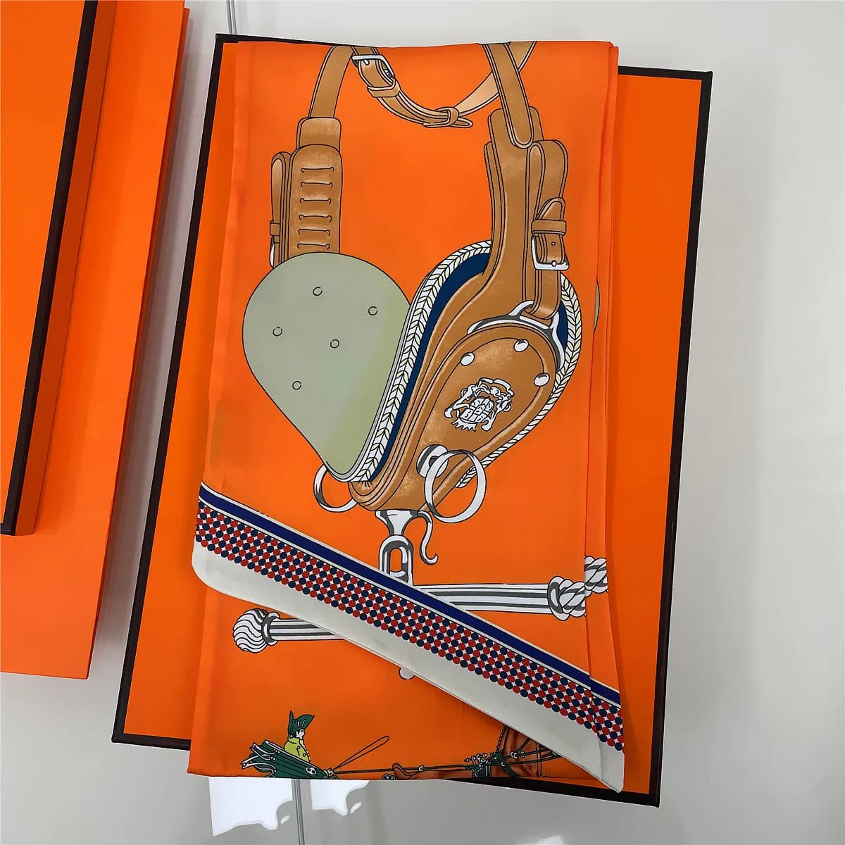 Versione coreana calda della nuova catena da sella Moda femminile Versatile stampa a doppio strato Lunga sciarpa decorativa in twill regalo