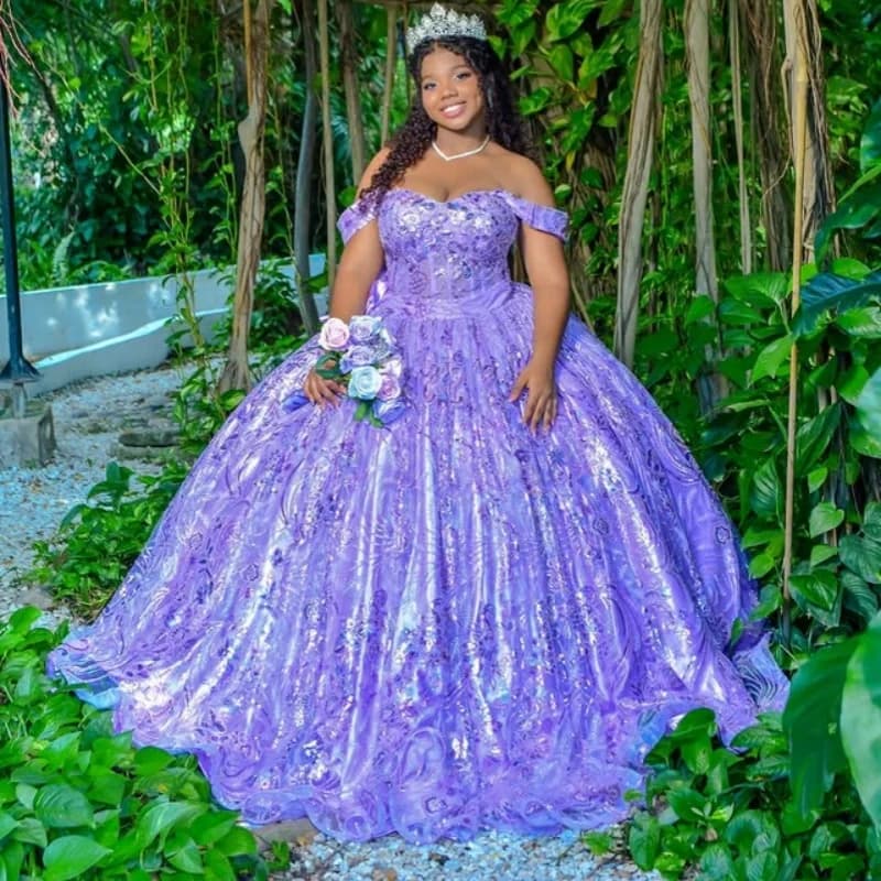 Abito Quinceanera viola con spalle scoperte Decalcomania glitter in pizzo Coda lunga Fiocco abiti da 15 Quinceanera Personalizza