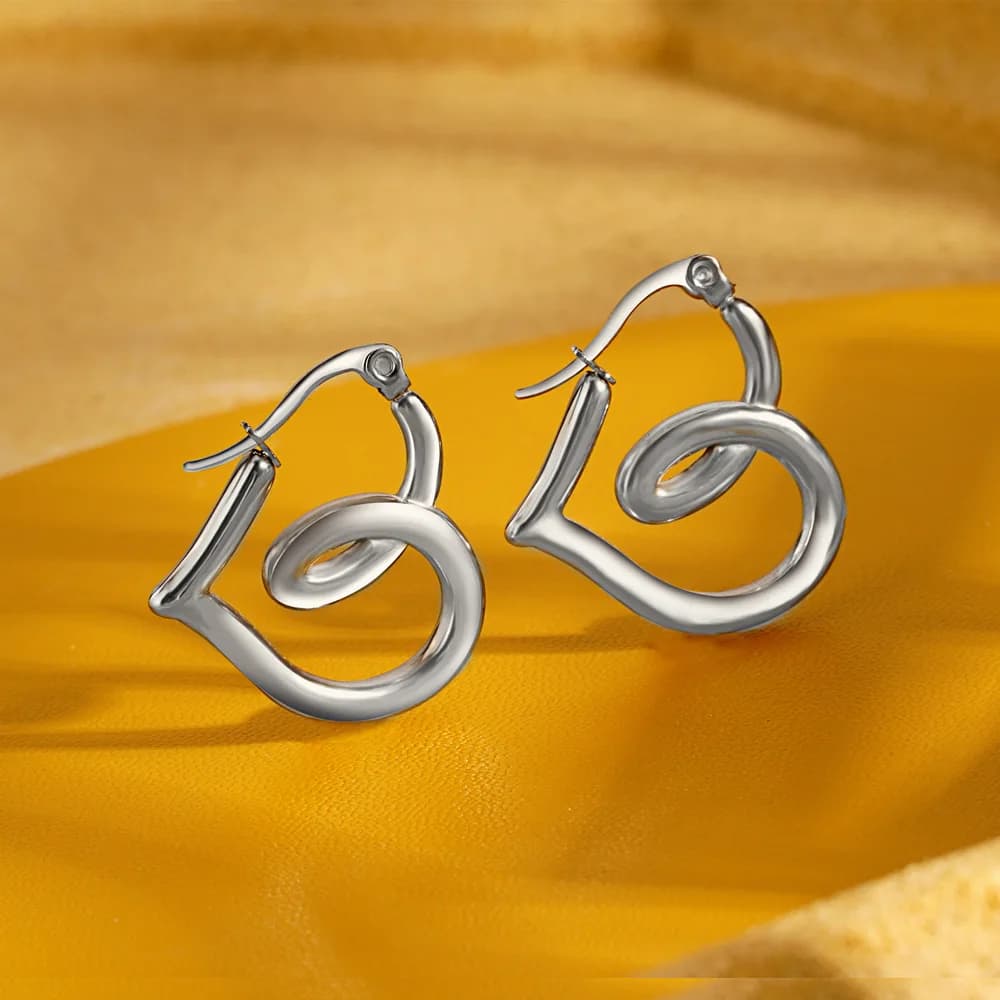 Orecchini a cerchio a forma di cuore intrecciato placcato oro alla moda da donna Elegante regalo di gioielli con orecchio cavo in acciaio al titanio