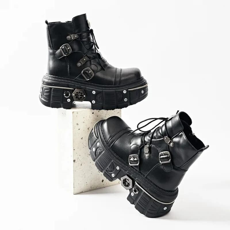 Piattaforma 2025 Nuovo stile europeo e americano Stile gotico Locomotiva Scarpe da ginnastica con piattaforma Stivali punk da donna