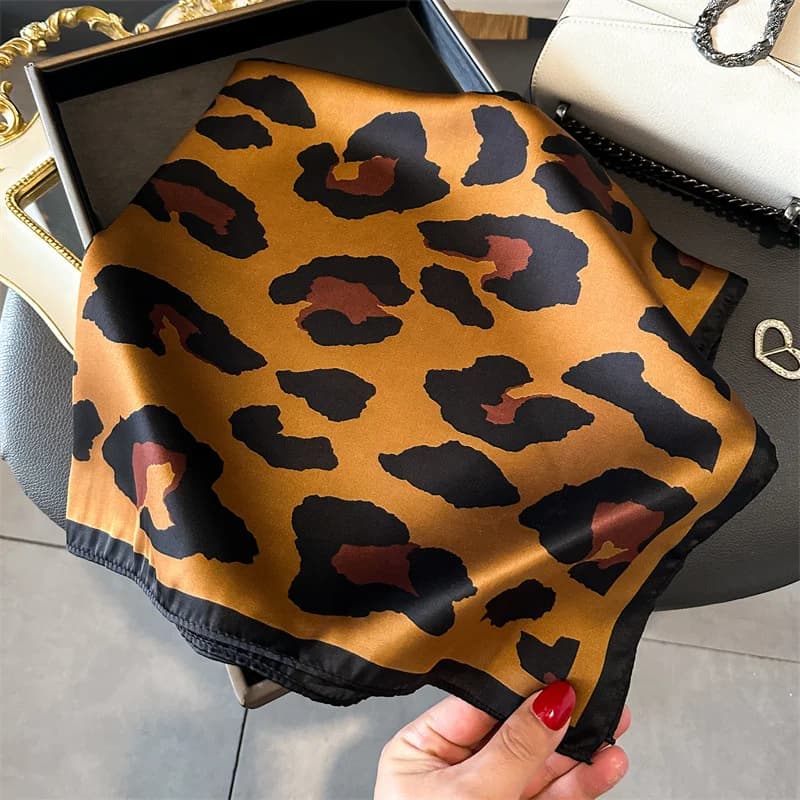 Moda Leopard Print Fasce per capelli in seta Sciarpa Donna 2024 Nuovo Elagant Bandana Collo Fazzoletto Fasce per la testa Foulard Sciarpe femminili