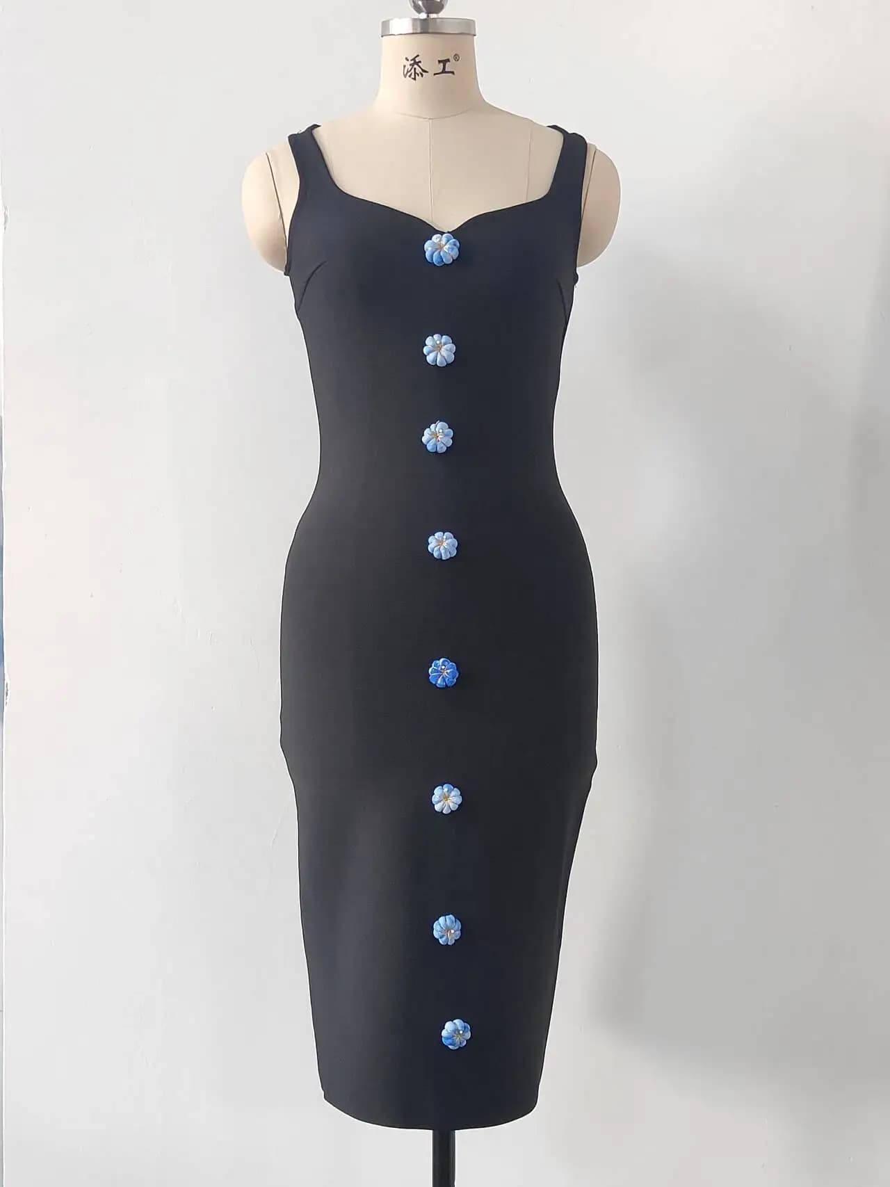 Elegante Abito Fasciante Nero a Tubino Midi Senza Maniche con Bottoni Floreali a Vita Alta, Vestito Modellante per Serate Formali, Feste e Balli di Gala