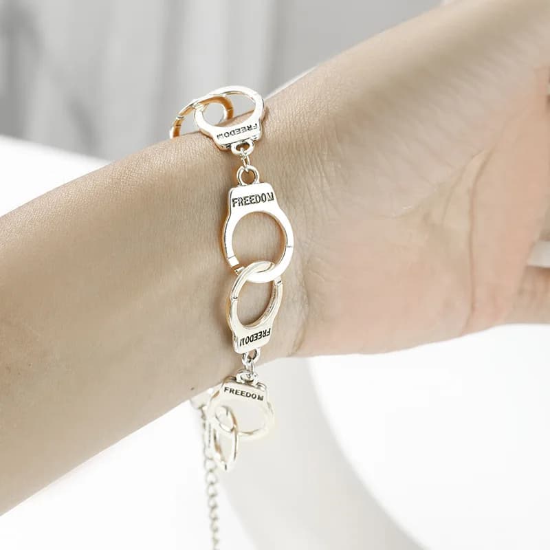 Manette creative placcate in argento alla moda Bracciale con manette minimalista Moda unisex Consegna rapida di merci spot Regalo squisito