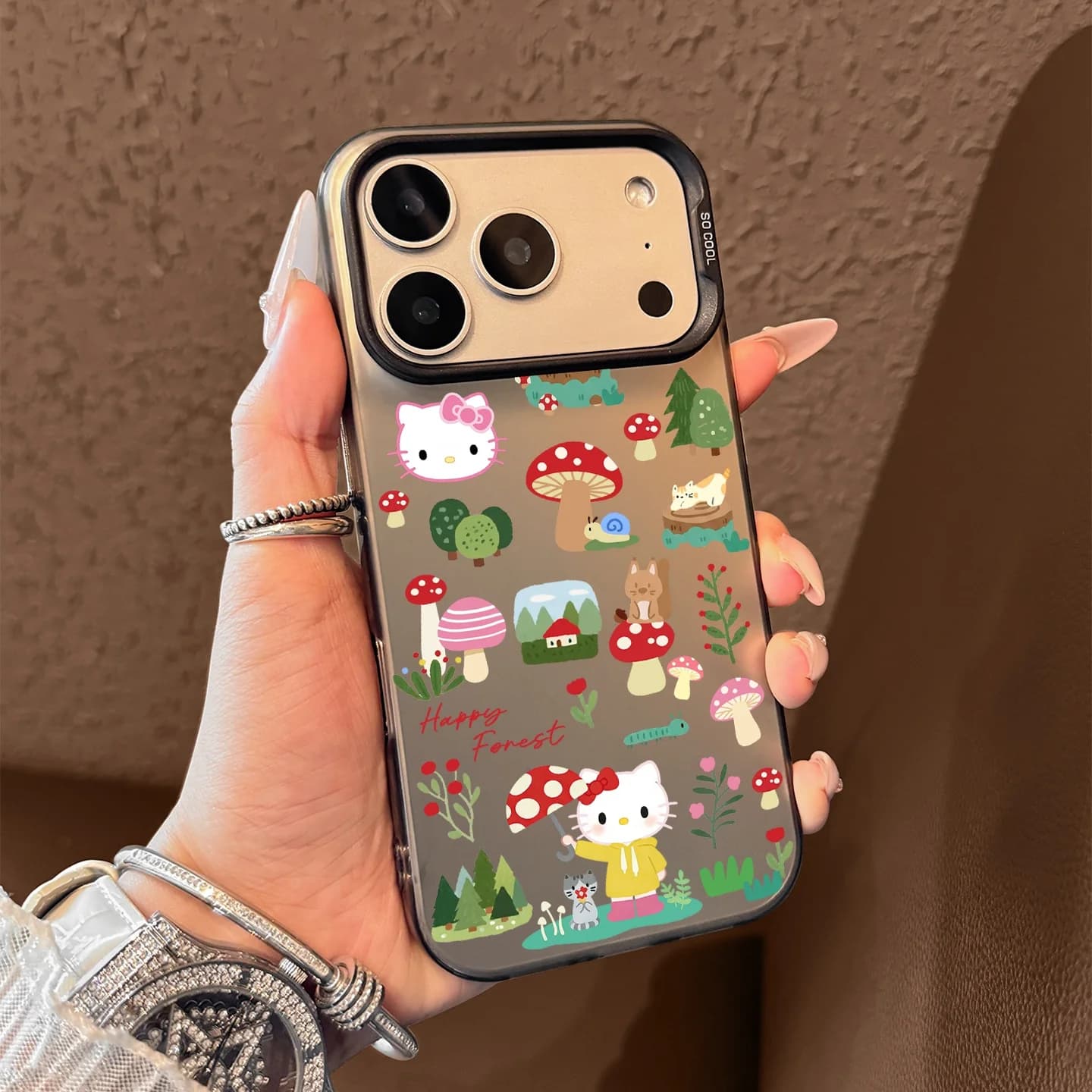Cover per iPhone 16 Air Pro Max, 17, 15, 14, 13, 12, 11 Pro, XS, X, XR, 7, 8 Plus, 16E, 17E con motivo Bosco di Funghi e Hello Kitty - Custodia Rigida