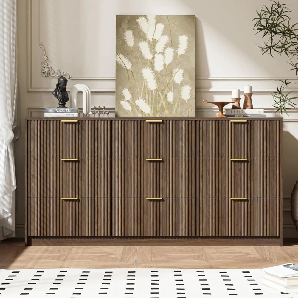 Set Cassettiera a 9 Cassetti con Comodini a 3 Cassetti in Legno Scanalato con Maniglie Dorate per Camera da Letto e Soggiorno Personalizzabile