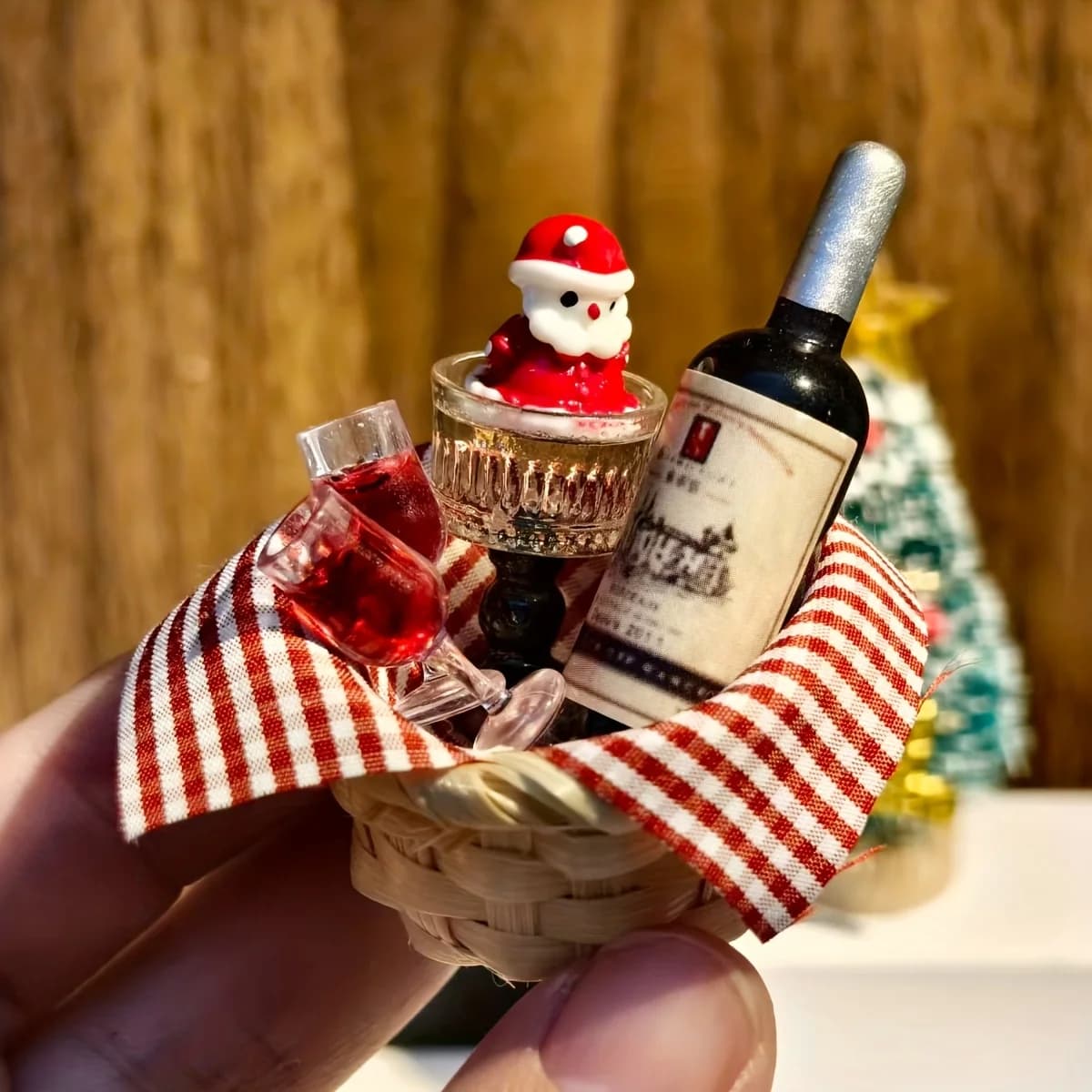 1/12 Scale Miniature Christmas Wine Basket Set with Santa Figure Mini Wine Bottle Cups And Checkered Table Mat for 1/12 Dollhous