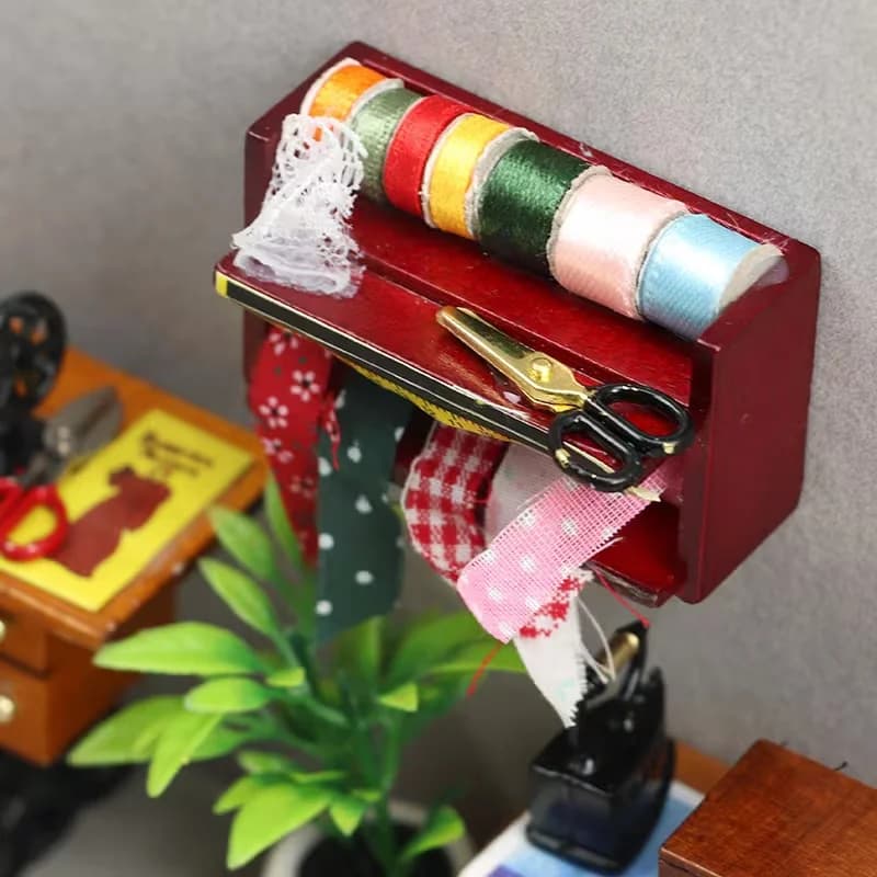 Mini scatola da cucito per casa delle bambole con dettagli in pizzo. Ideale per simulare un scenario di cucito, con alcuni colori selezionati a caso.