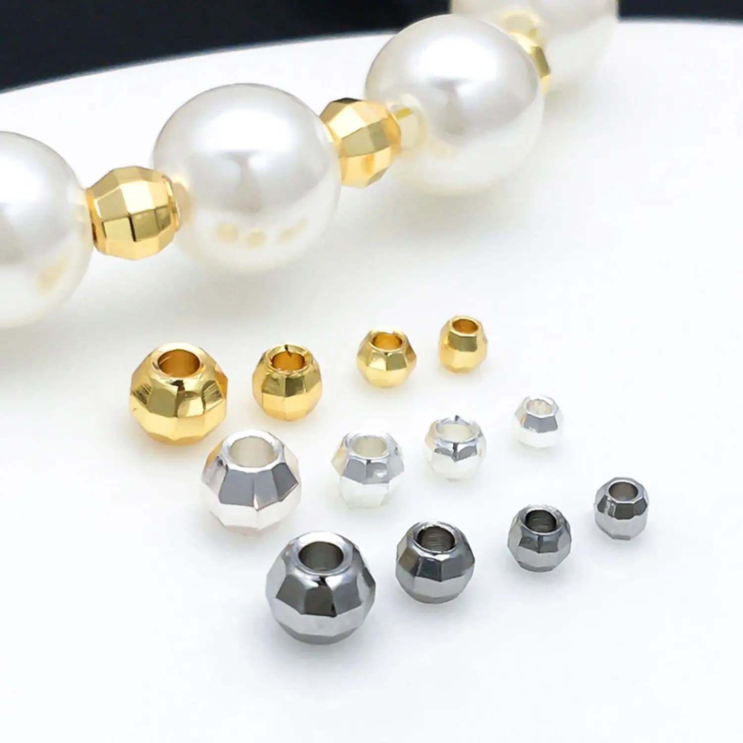 30 pezzi di perline rotonde sfaccettate lucide placcate in oro 18 carati da 2/2,5/3/4 mm, perline distanziatrici per braccialetti, per la creazione di gioielli fai da te