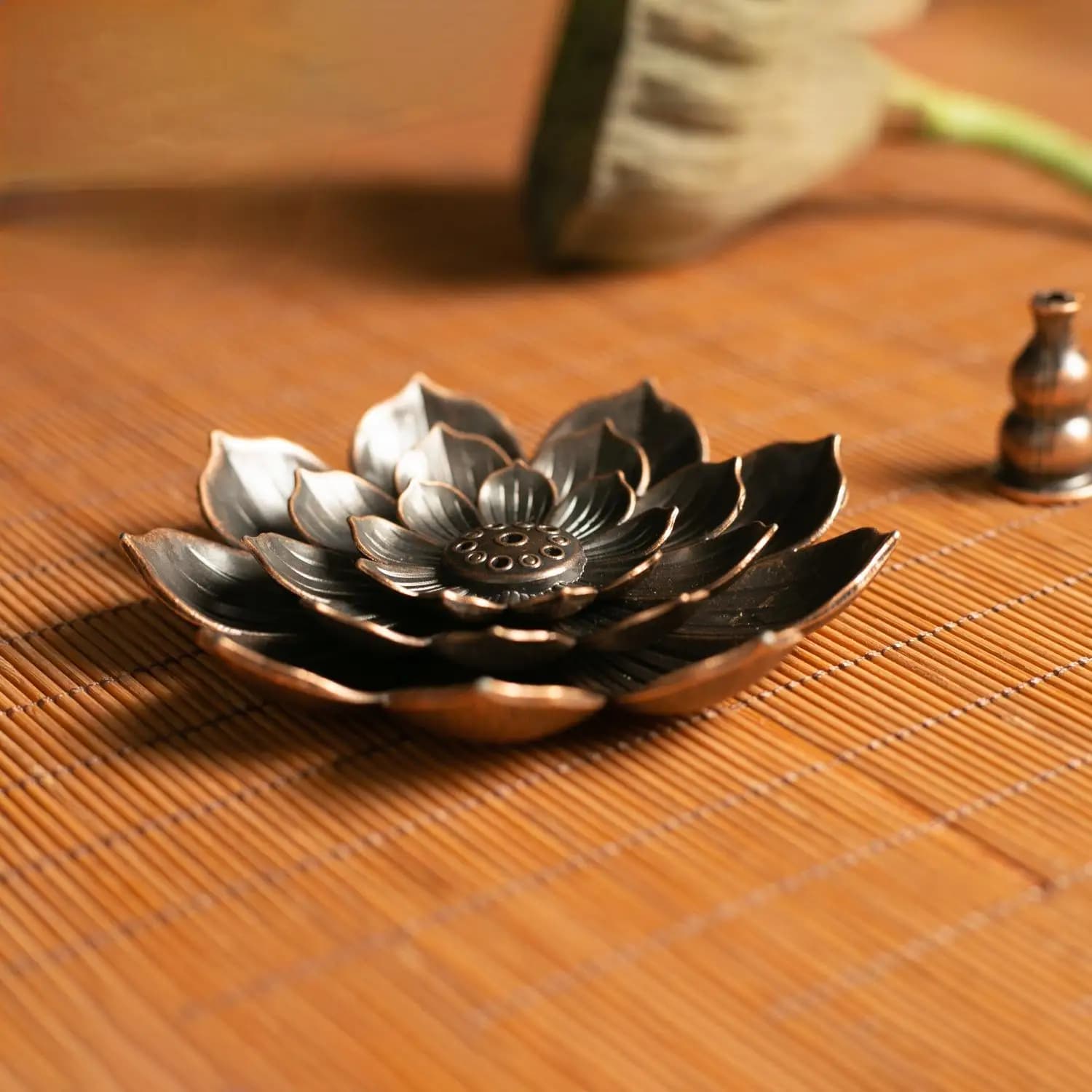 Porta incenso in lega, supporto per bastoncini, piatto per incenso a forma di loto, base per incenso a spirale in legno di sandalo, per templi, studi yoga, decorazione per la casa