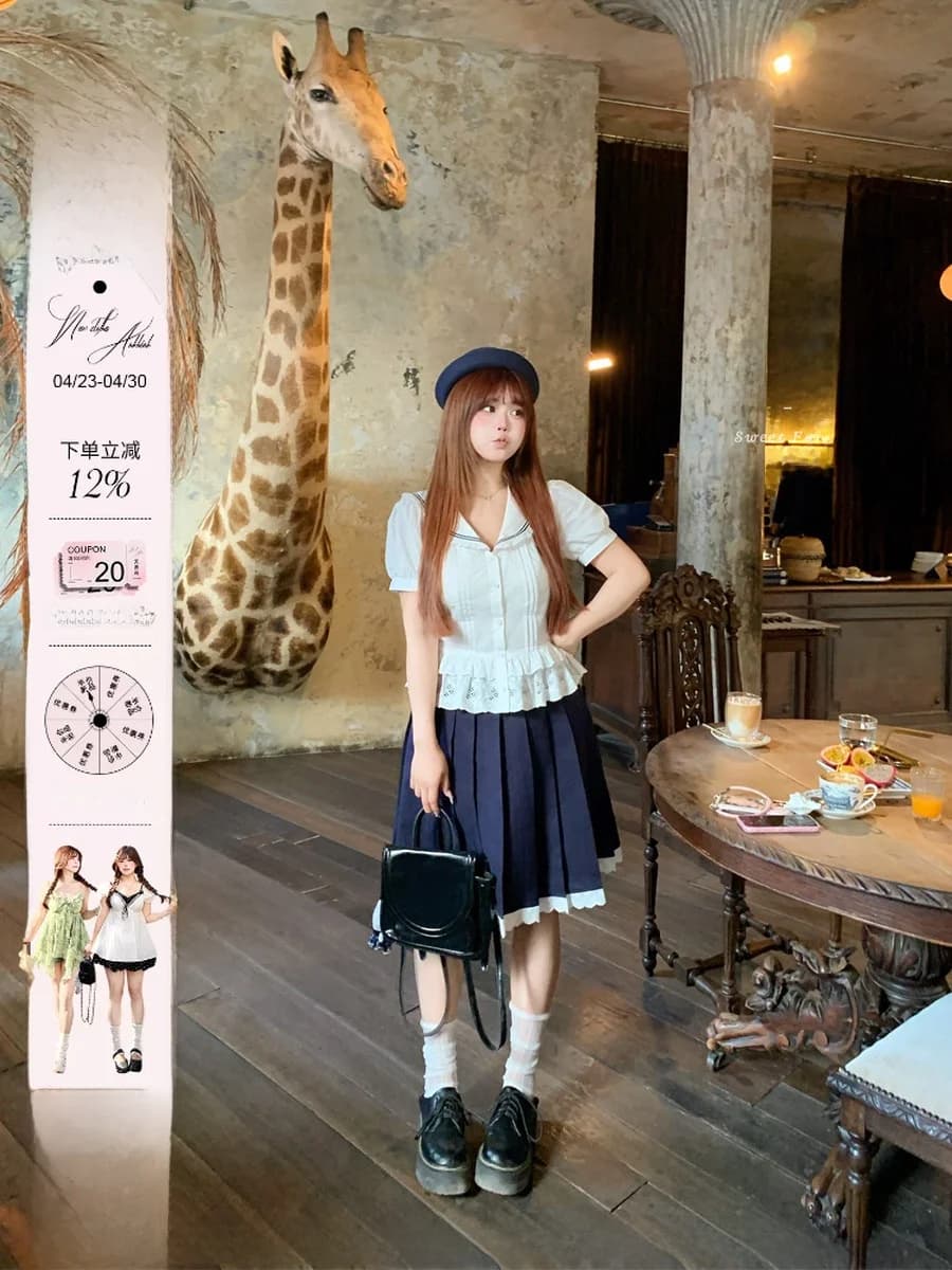 Completo due pezzi Annie in cotone 100% con camicia a collo navy e gonna con orlo in pizzo, stile college, taglie forti da donna, con maniche a sbuffo e cerniera.