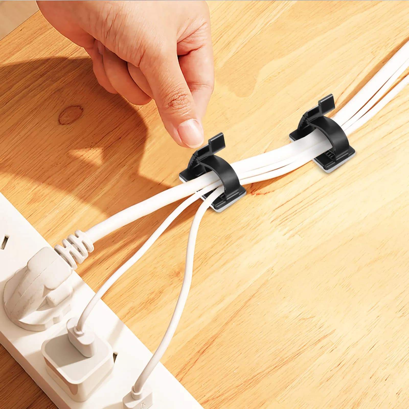 Clip per la gestione dei cavi da 10 pezzi, con forte adesivo, per caricabatterie USB, cavi di alimentazione, cuffie, desktop