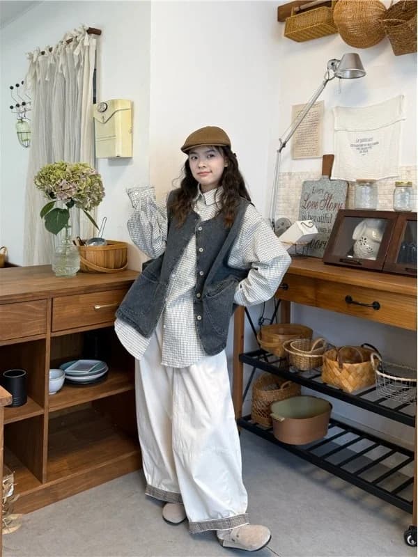 Retro Loose Denim Vest Jacket Women Summer New round Neck Versatile Layering Youthful Vest Commute Style Single Button Fastening