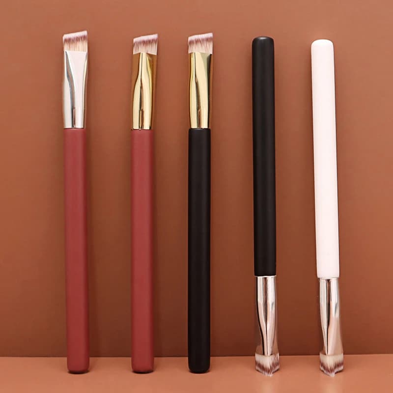 1Pc Pennello per correttore a forma di triangolo Pennelli per trucco per capelli morbidi per cerchi scuri Macchie da acne Nascondere pennello schiarente per il viso