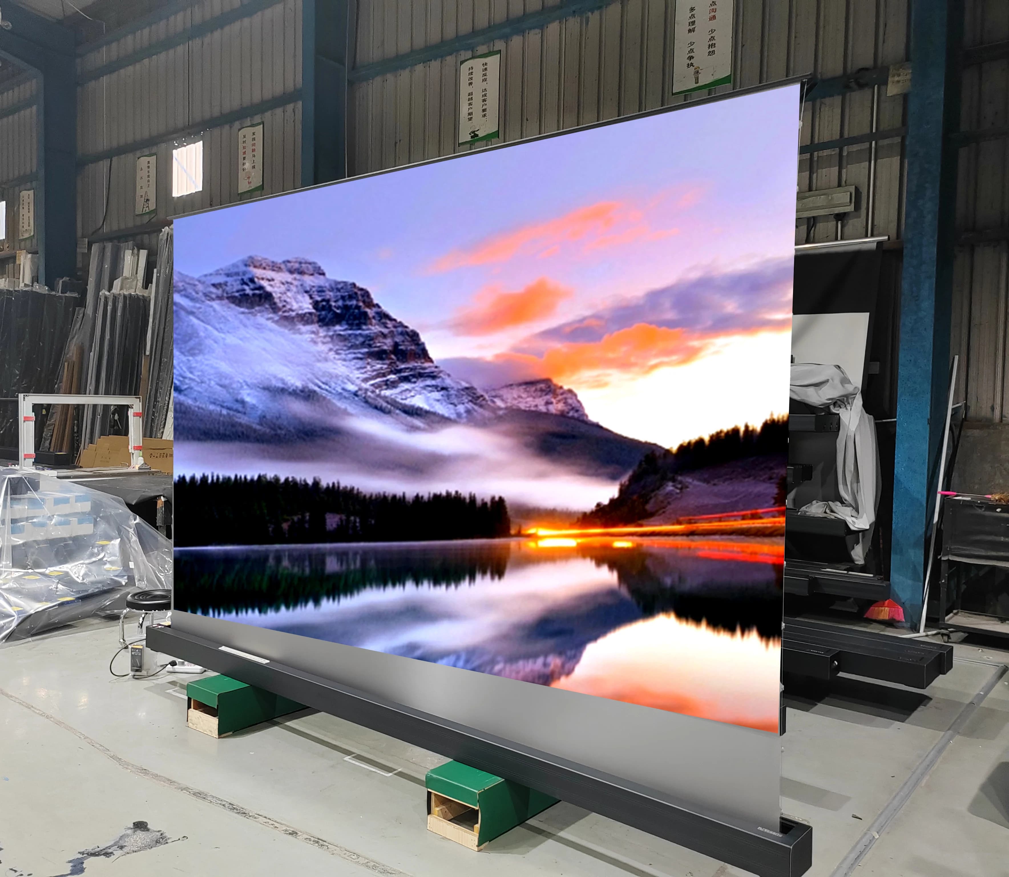 Cina Fornitore di schermi TV laser tensionata CBSP Pavimento in aumento Schermo del proiettore Luce ambientale che rifiuta lancio ultracorto 16:9 8K