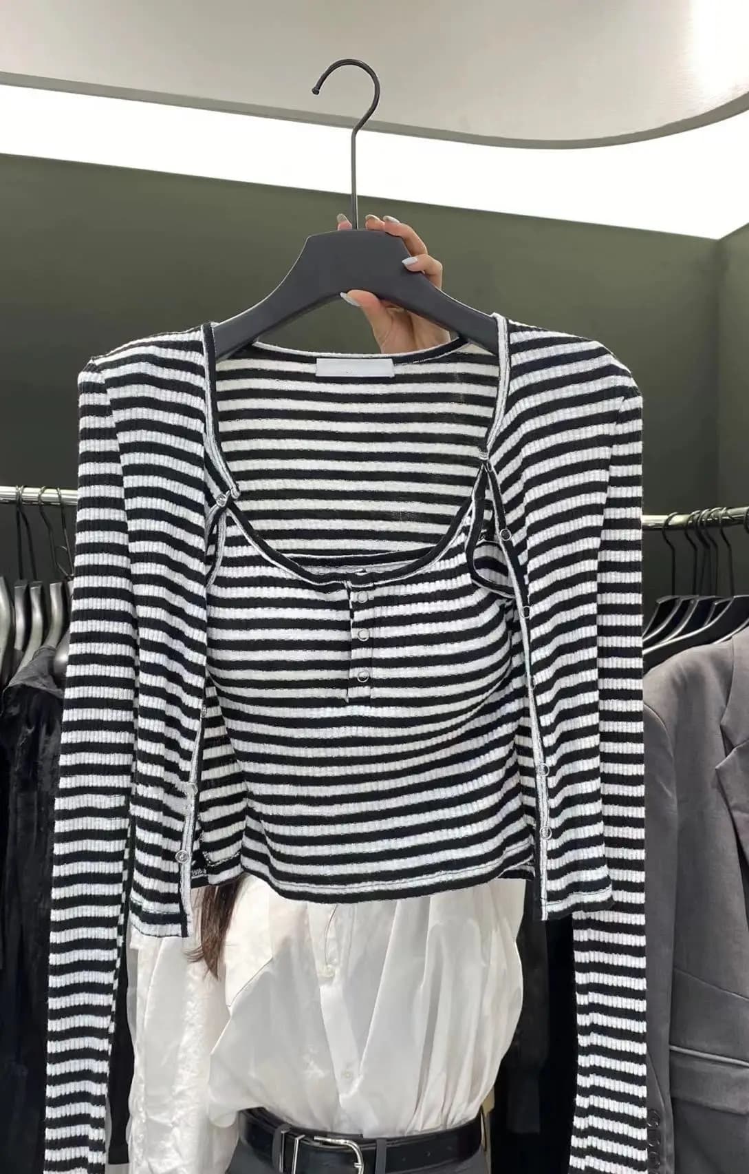 Set due pezzi con canotta slim fit con scollo a V e giacca, capospalla a righe alla moda da donna, stile coreano, per la primavera e l'autunno.