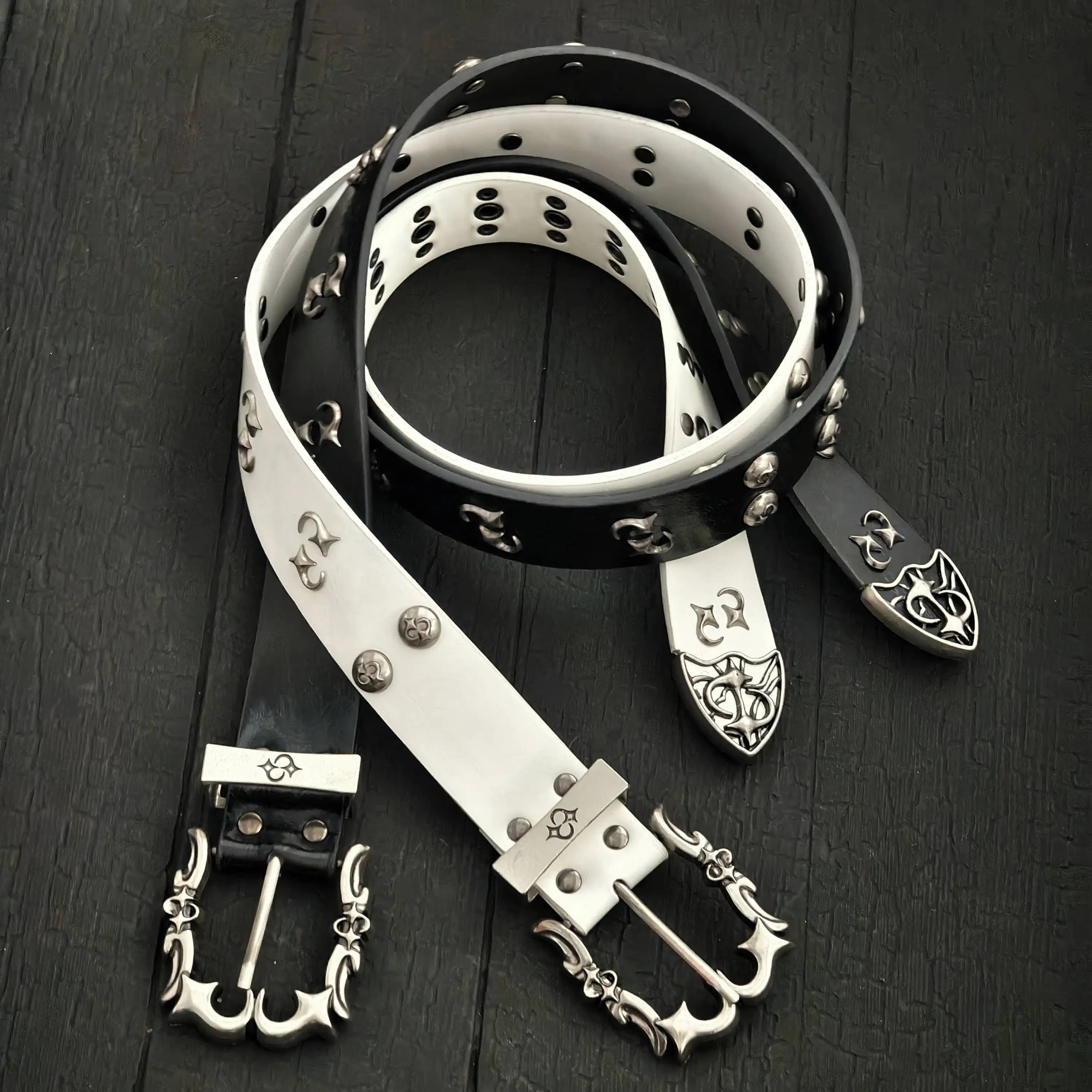 Cintura punk bianca lucida premium, design con rivetti, stile unico, cintura in pelle di nicchia, pezzo da passerella, moda streetwear e hip-hop