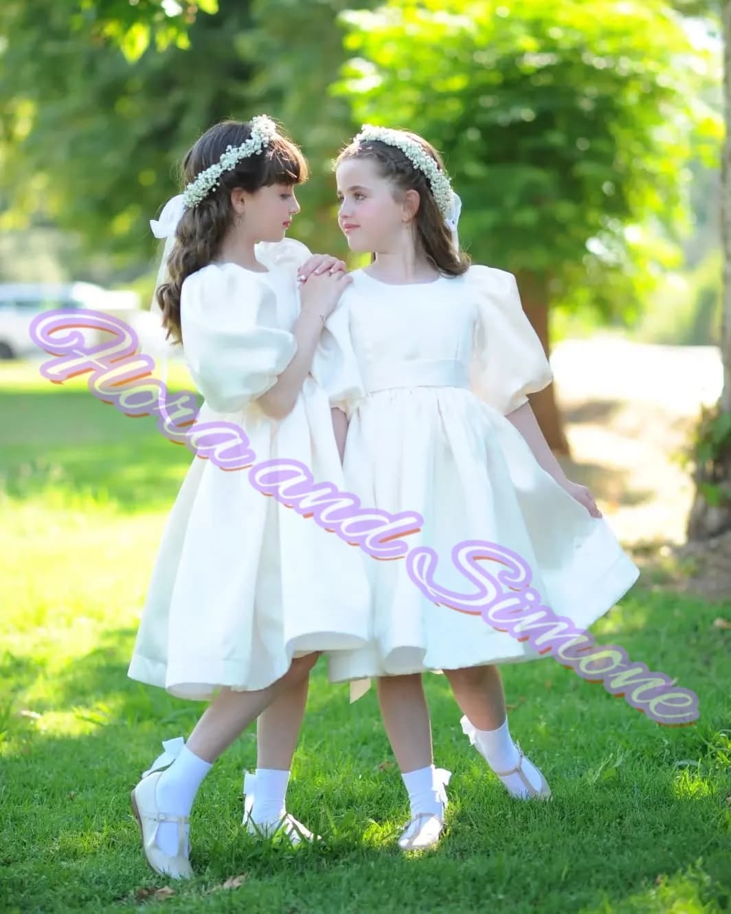 Abiti da ragazza bianchi eleganti personalizzati Mezze maniche Abito da ragazza di fiori in raso per abiti da sera Cerimonie nuziali Vacanze