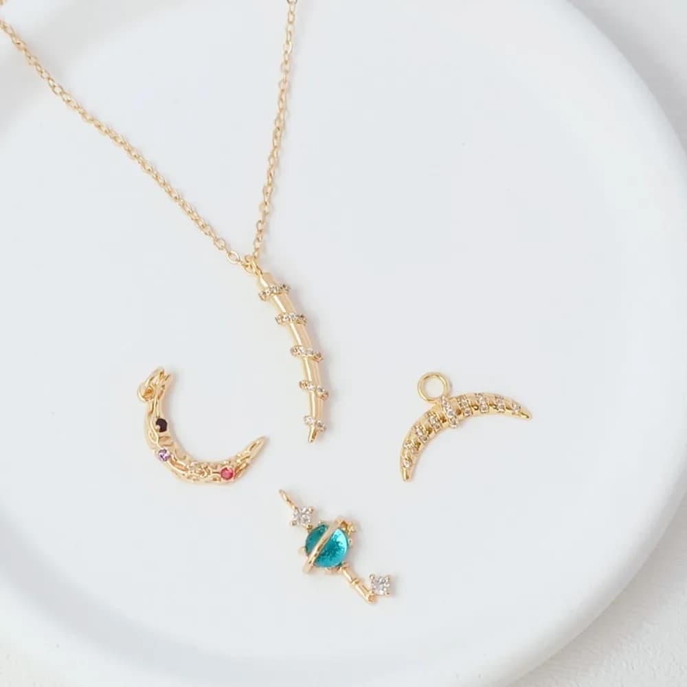 Ciondolo pianeta luna corno zircone micro-intarsiato placcato oro 14 carati, accessorio pendente braccialetto fai da te realizzato a mano