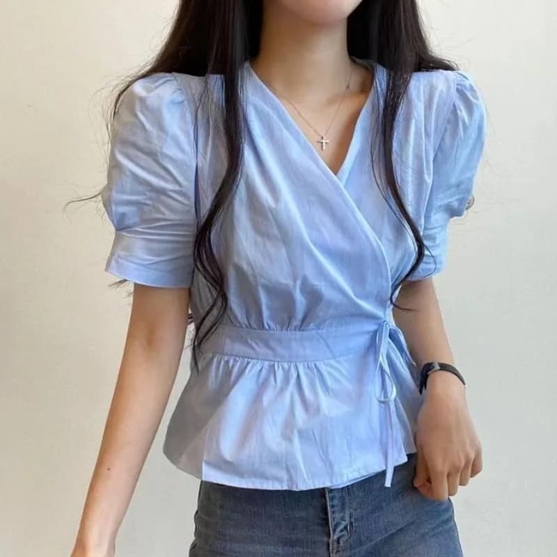 Camicetta da donna in stile coreano con scollo a V, maniche corte a sbuffo e laccio in vita