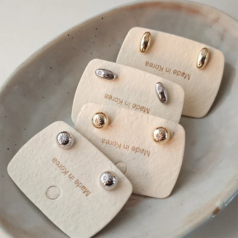 Piccoli orecchini a lobo Mangxing Doudou da donna, design di nicchia, stile semplice, temperamento versatile, orecchini di lusso leggero e raffinato.