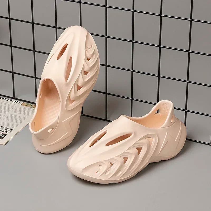 Nuovi sandali da uomo in EVA coppia scarpe da giardino cave morbide scarpe da ginnastica da donna con foro di design scarpe da acqua da spiaggia slip on runner in schiuma