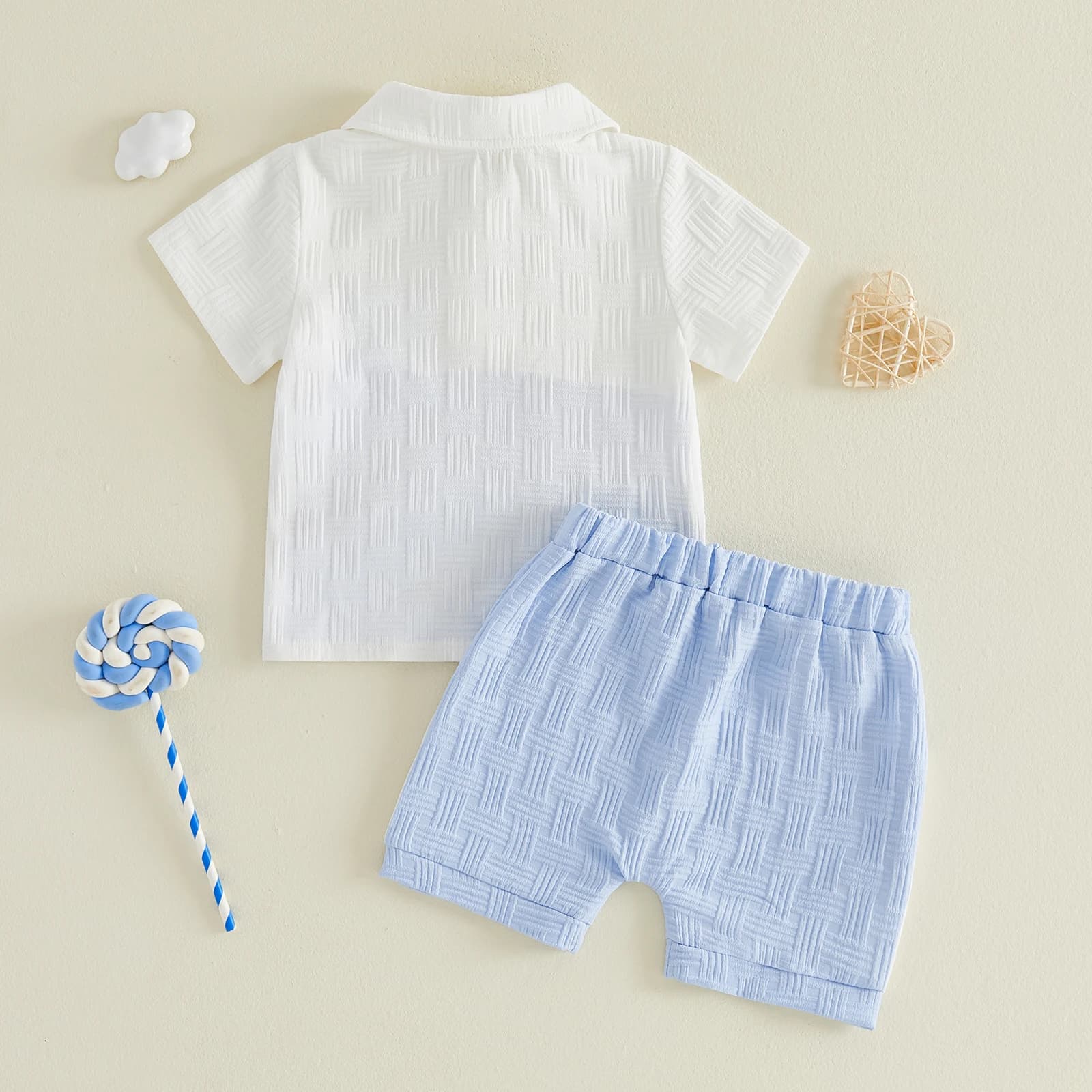 Completo casual da bambino per l'estate: T-shirt a maniche corte con risvolto a contrasto e pantaloncini elasticizzati - Set 2 pezzi