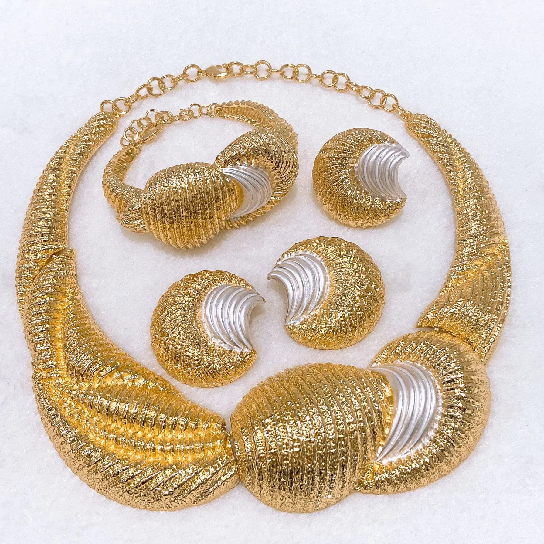 Set di gioielli leggeri di forma enorme geometrica irregolare alla moda Set di gioielli di lusso placcati in oro Collana Bracciale Orecchini Anello 4 pezzi